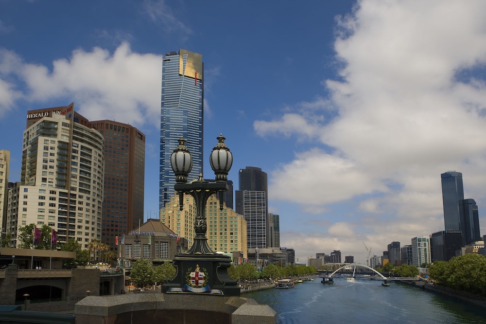 Hotel Quay West Suites Melbourne - Image 1