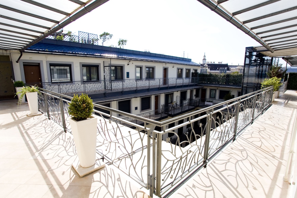 Budapest Easy Flat - Penthouse Basilica