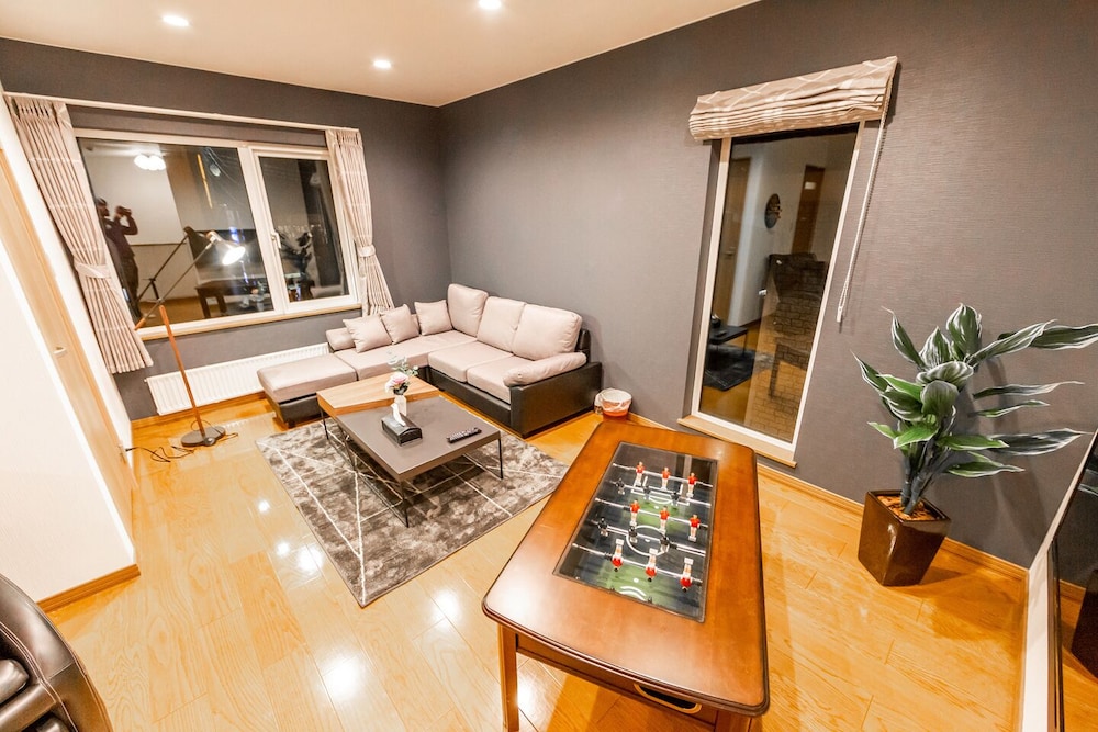 The Worldwide House view 3