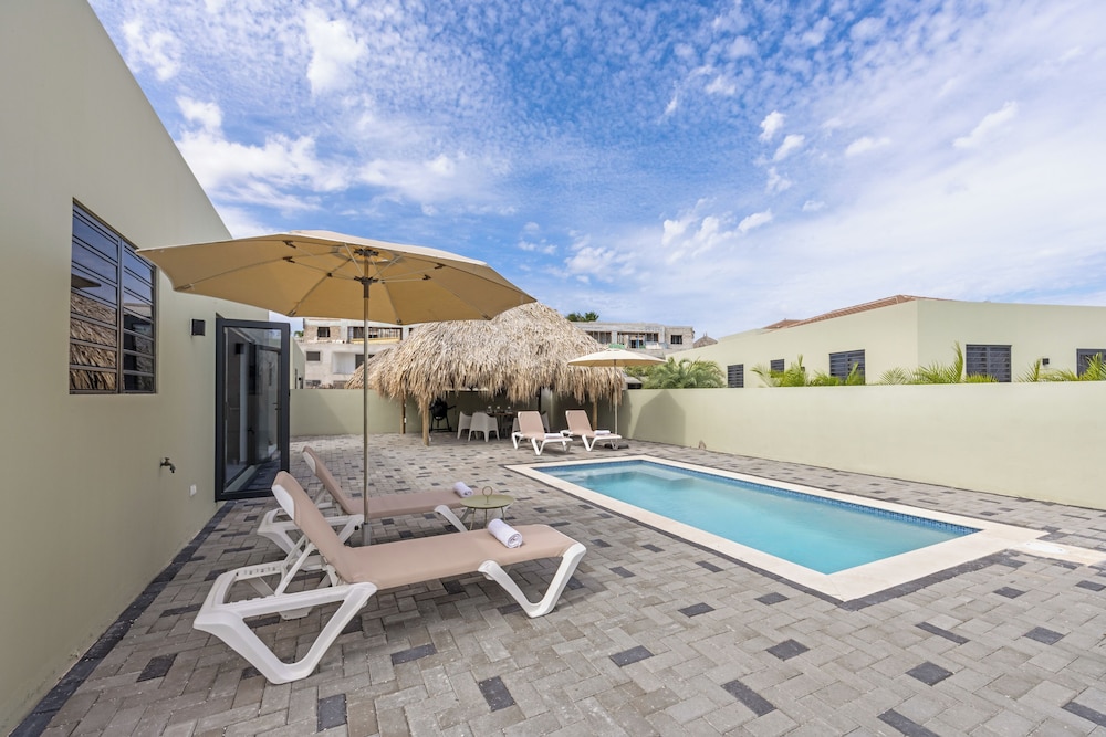 Infinity Blue villa with private pool at Mambo Beach