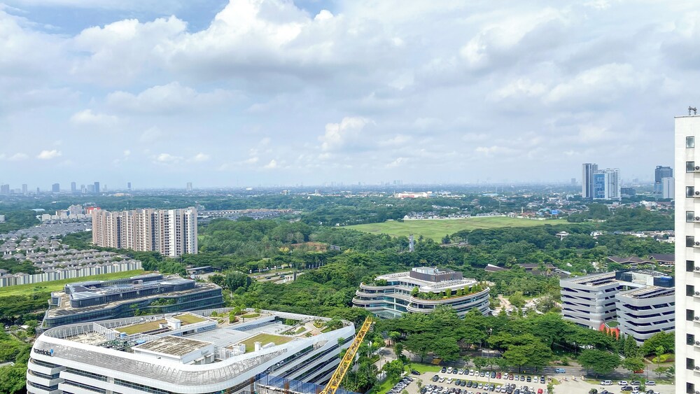Spacious And Nice 1Br With Extra Room At Sky House Bsd Apartment view 3