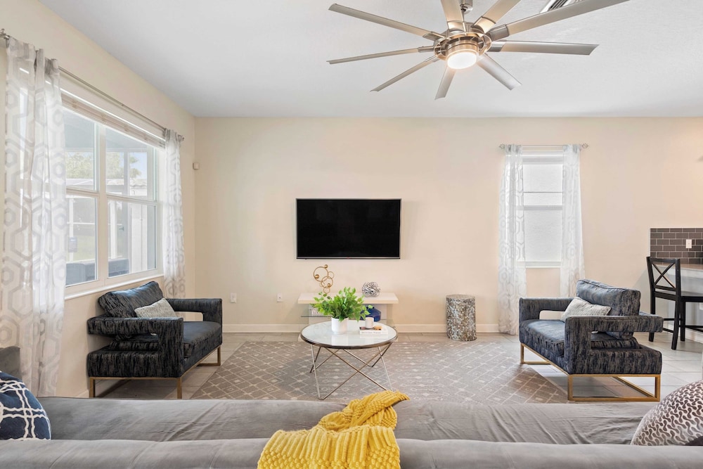 Stinger Luxe Retreat by Avantstay 8BR Luxury Villa Near Disney w/ Pool & Game Room