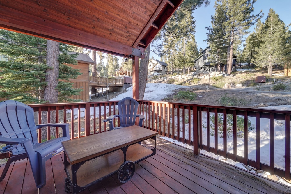 Near Downhill Ski Resort! Hot Tub Haven in Truckee