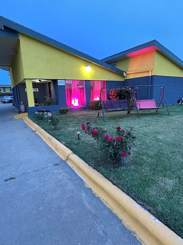 Emporia Vacations - Travel Inn  Suites - Property Image 3