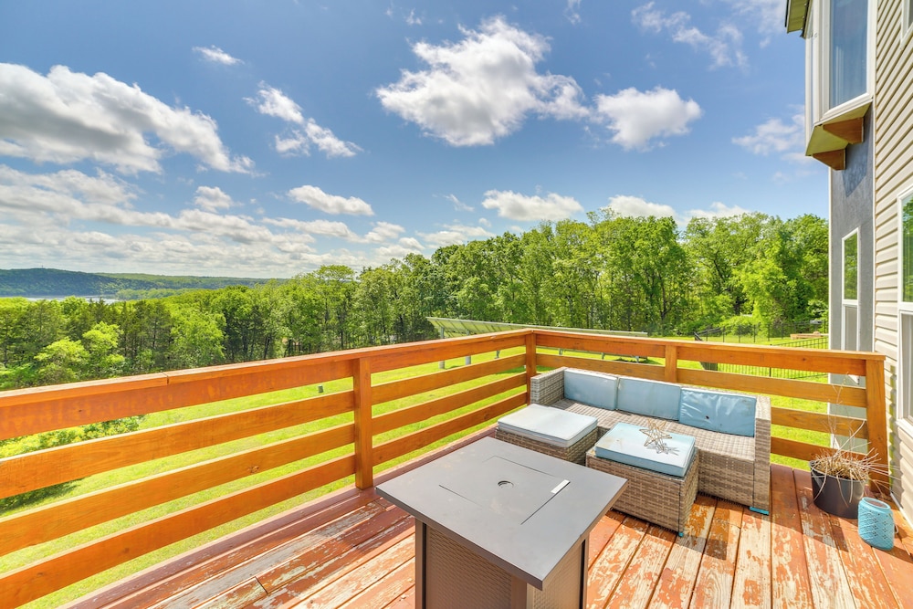 Lake Taneycomo Views: Family-friendly Cabin!