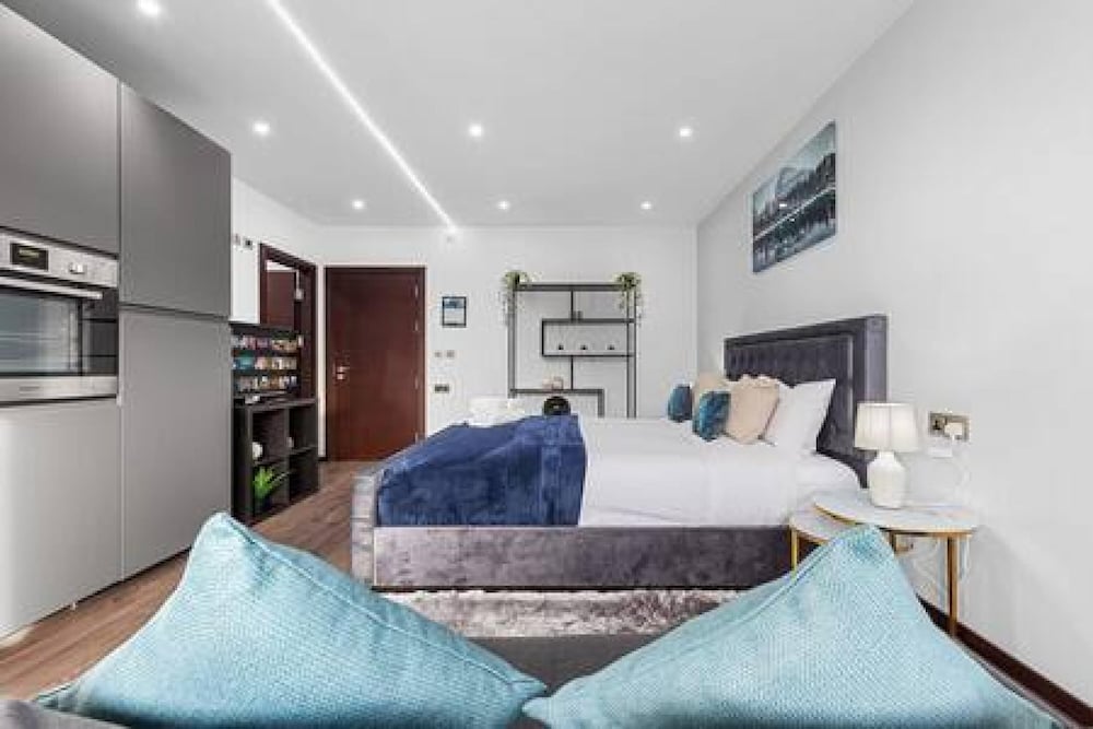Stylish King Size Bed Studio Near Central London