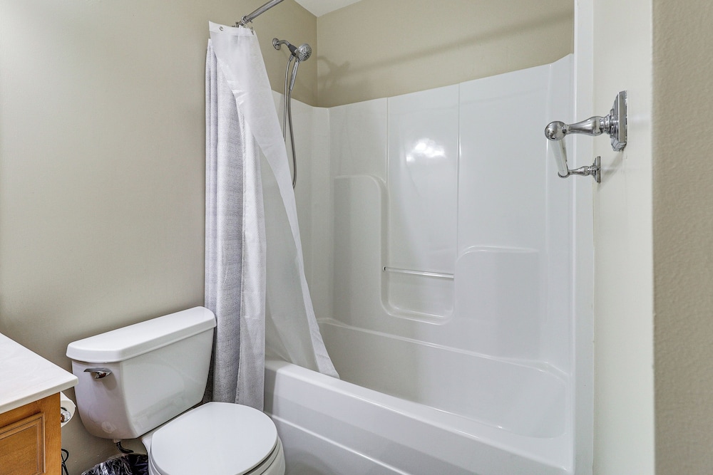 Family-friendly Townhome: 16 Mi to Pittsburgh! - Property Image 5