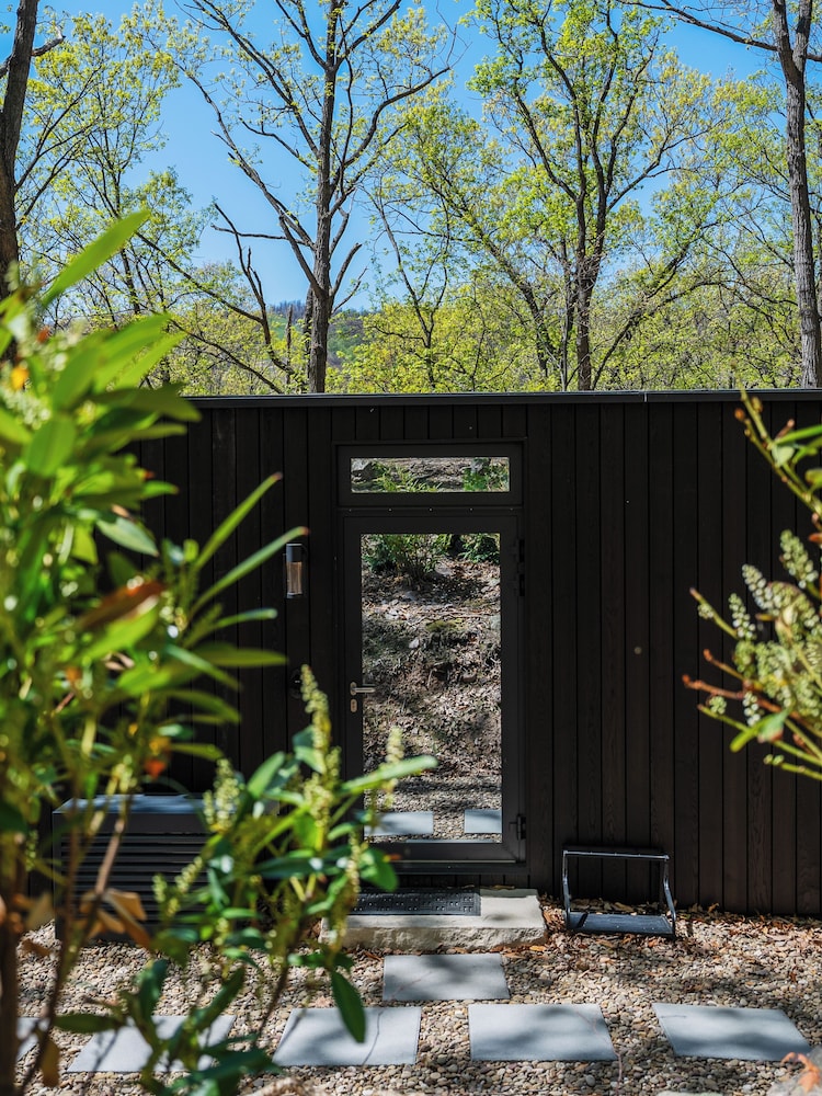 Mirror Villas - Modern Retreat with private hot tubs and mountain view