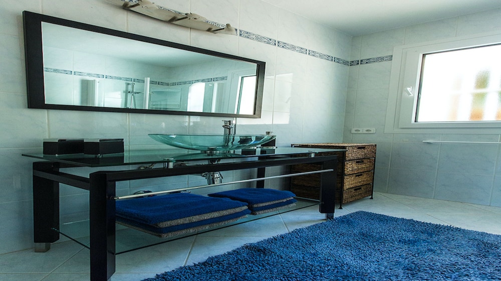 Casa Tania en Ibiza — bathroom
