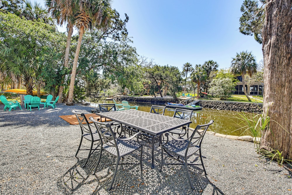 Outdoor Oasis: Canal-front Home in Crystal River