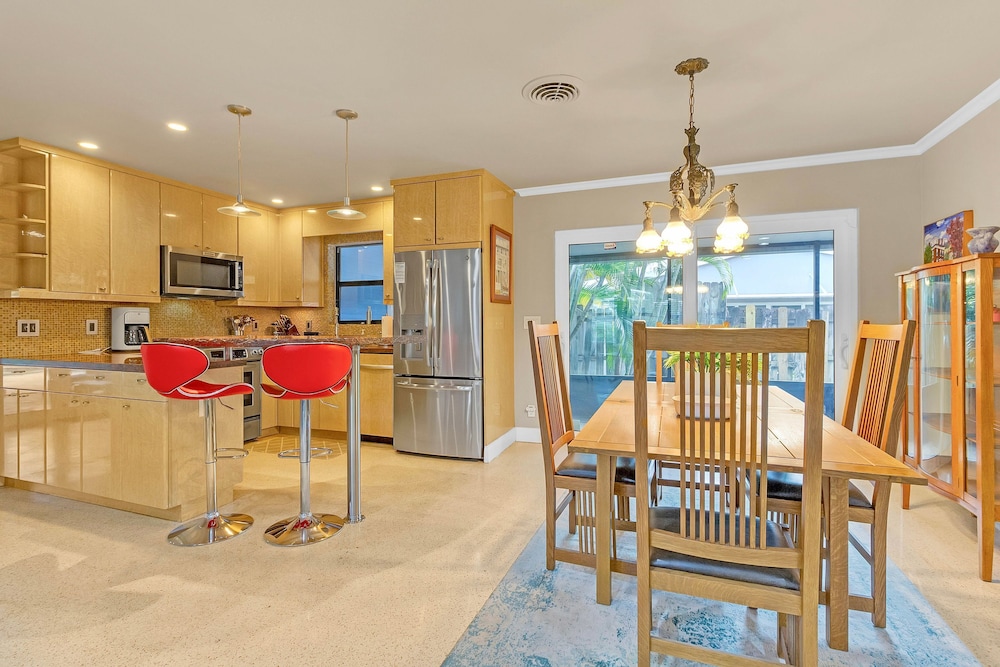 Chic 3BR Sanctuary Steps From The Drive Paradise