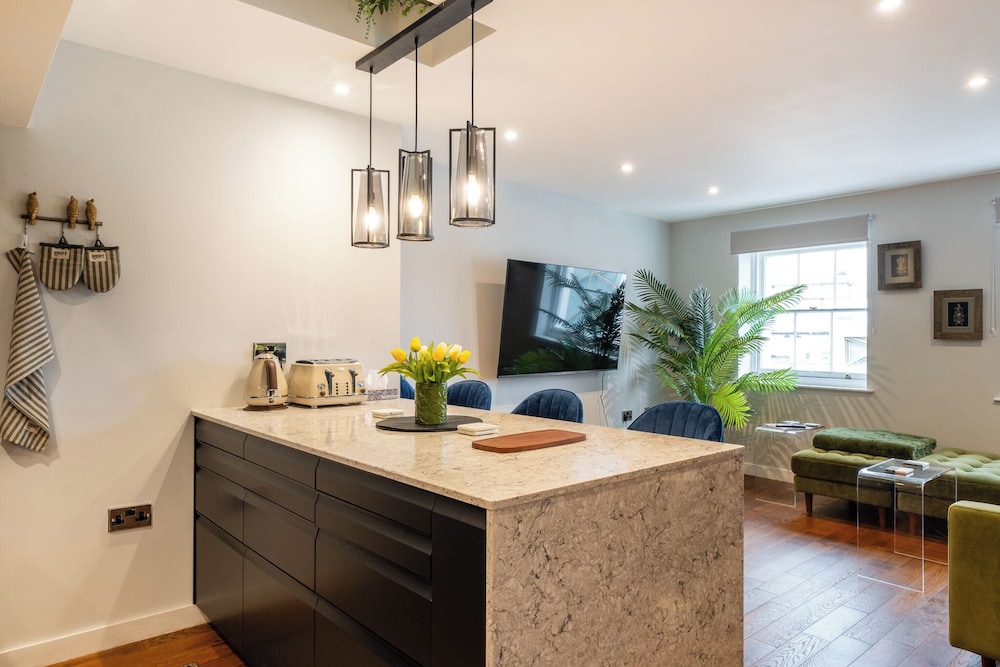 Stunning High Street Loft in Cheltenham