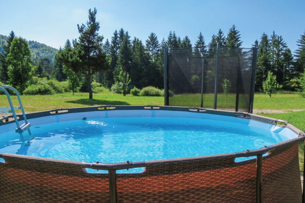 Family Friendly Kra Evec Lodge view 3