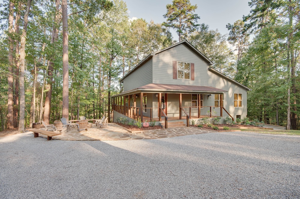Mississippi Retreat w/ Hot Tub, Deck & Lake Views!