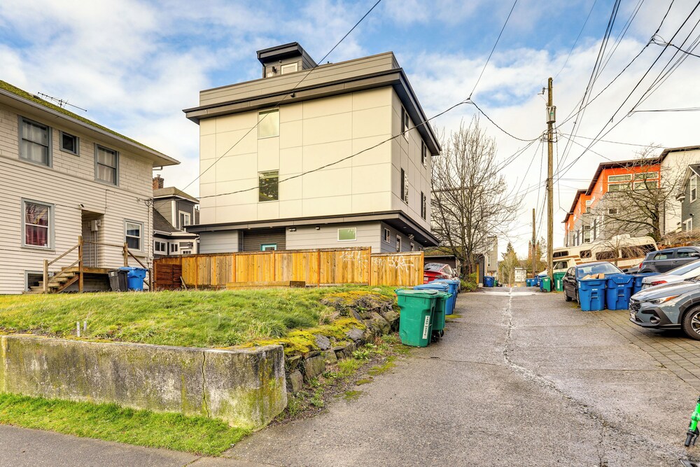 Walk to UW: Townhome w/ Rooftop Patio!