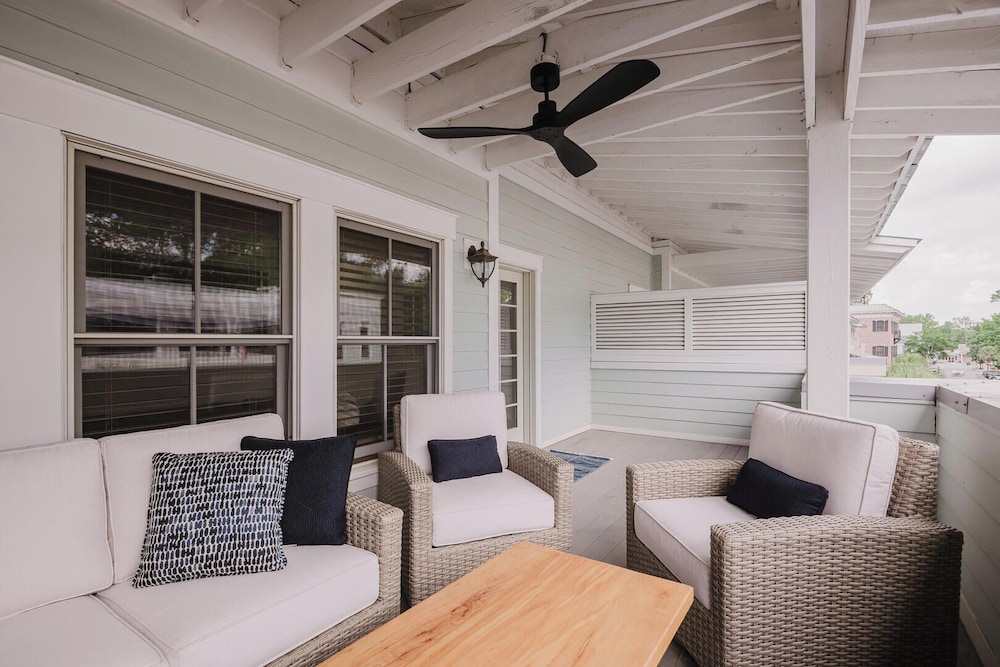 Lowcountry Landing! 3-story Townhouse in Old Town's Promenade