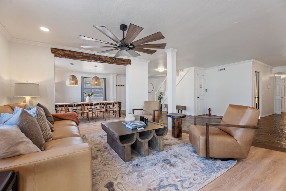 Spacious Lakefront View With Hot Tub and Pool NH