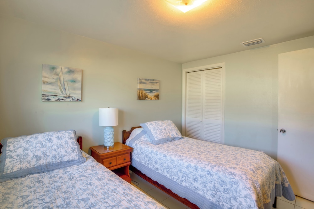 3 Mi to Beach! Sunny Englewood Retreat w/ Lanai