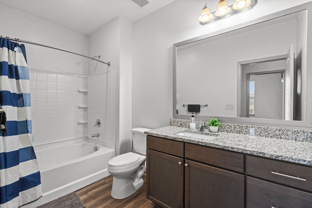 Upscale King 2BR Suite Mins to Charlotte