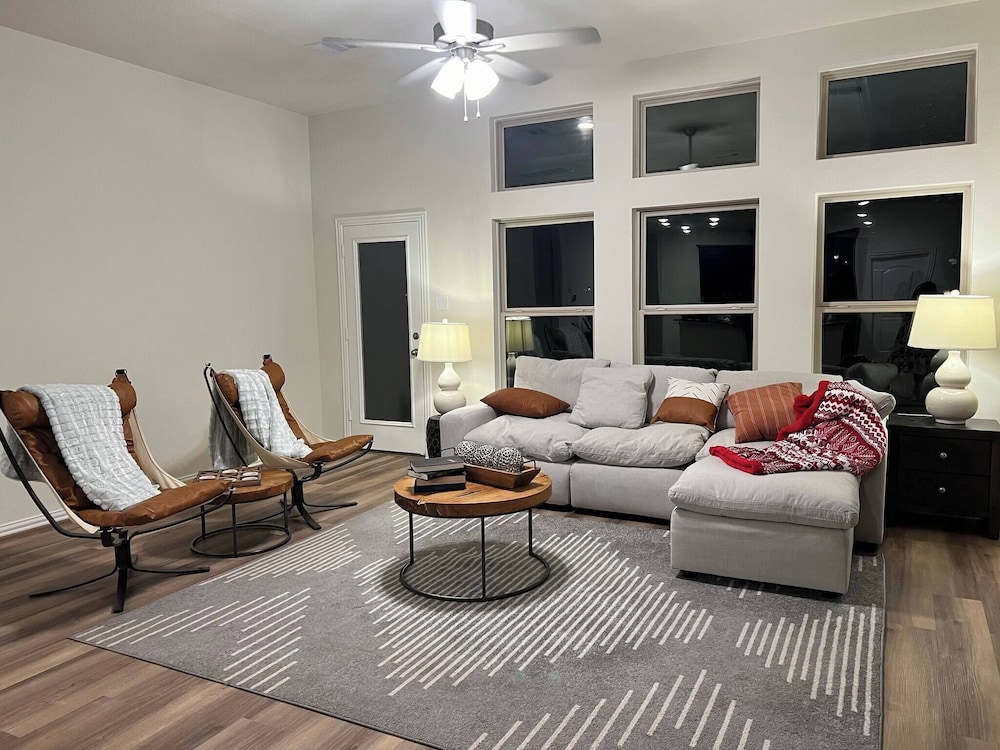 Balmoral Lakeside 5br 4ba House