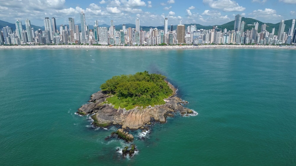 Apto c Churrasqueira e Garagem 300m da Praia
