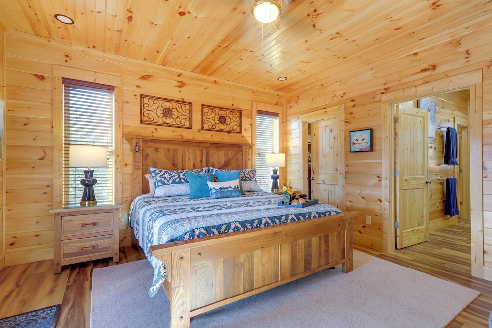 Majestic Mountain Views: Sevierville Escape!