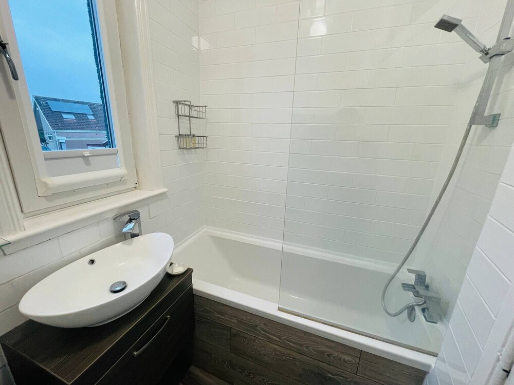 1 Bedroom Pet Friendly Apt Wd Free Wifi, Parking, Netflix & Pool Table. Sleeps 3