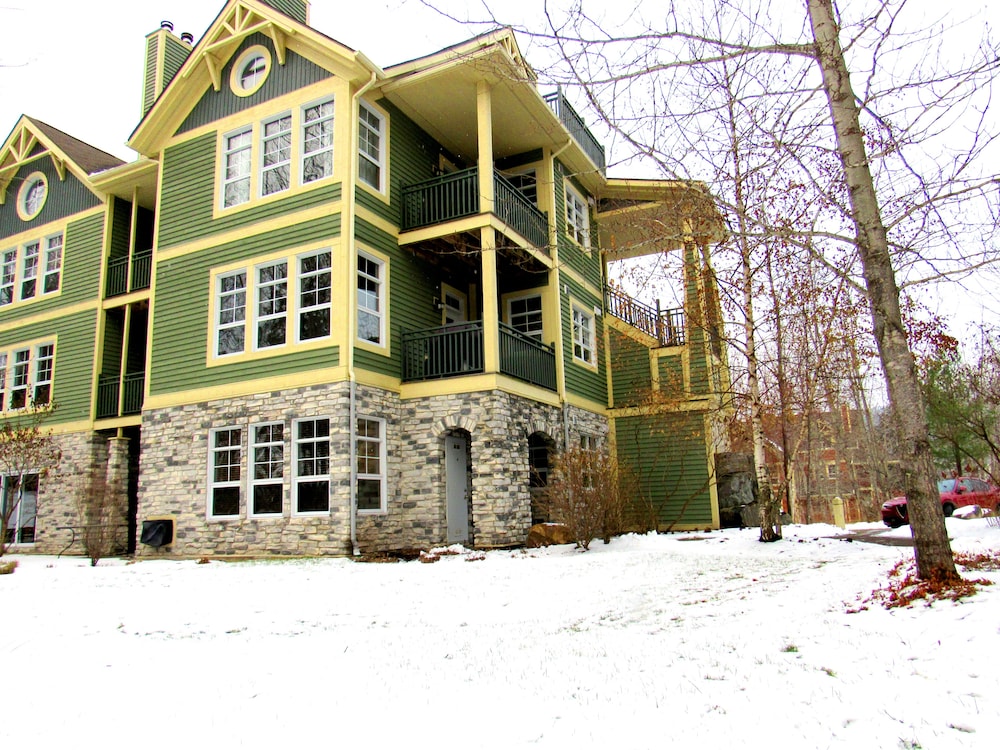 Tremblant les Eaux by Location ADP Tremblant