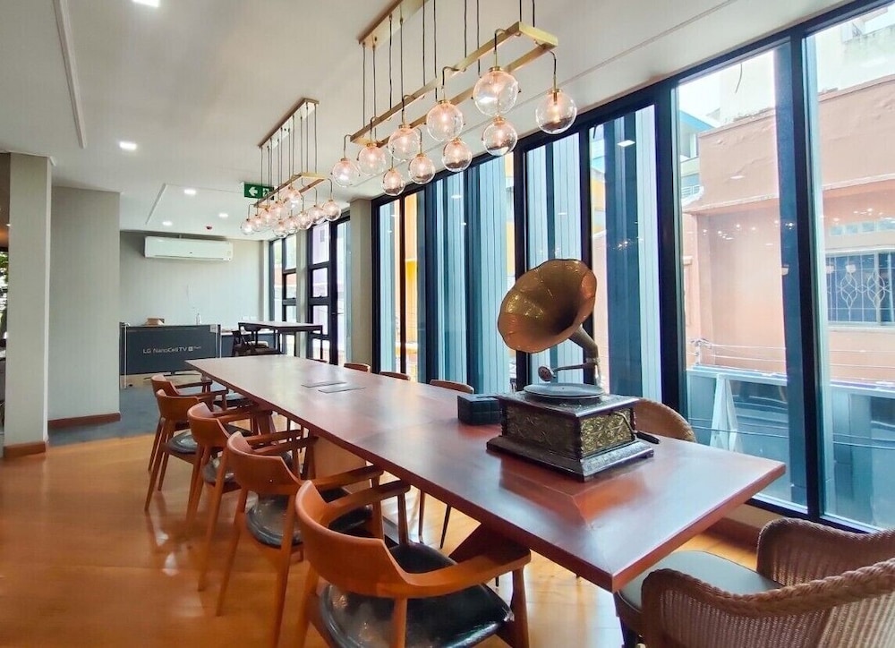 Poshtel 56