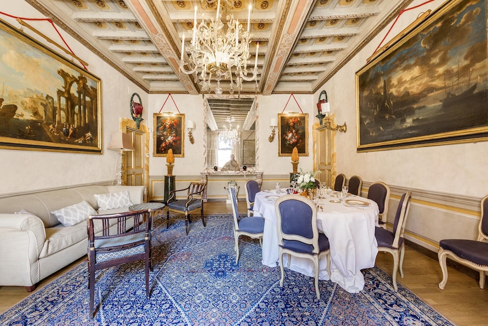 A Prince in Rome Elegant Navona Terrace Apartment