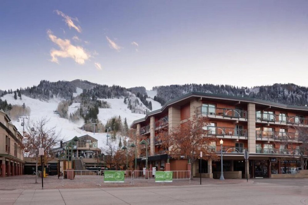 Gold-rated 2 Bedroom Condo at the Base of Aspen Mountain view 5