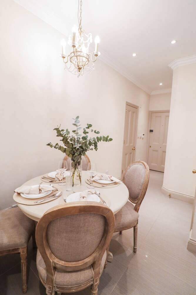 Beautiful Kensington Garden Apartment
