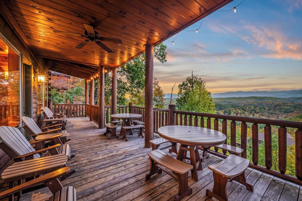 56-guest Retreat Panoramic Views, Hot Tubs, Game Room & Theater Seasonal Outdoor Pool Near Dollywood, Gatlinburg