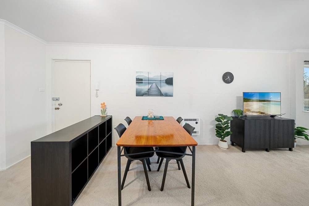Stylish 1-bed Stay With Balcony & Study