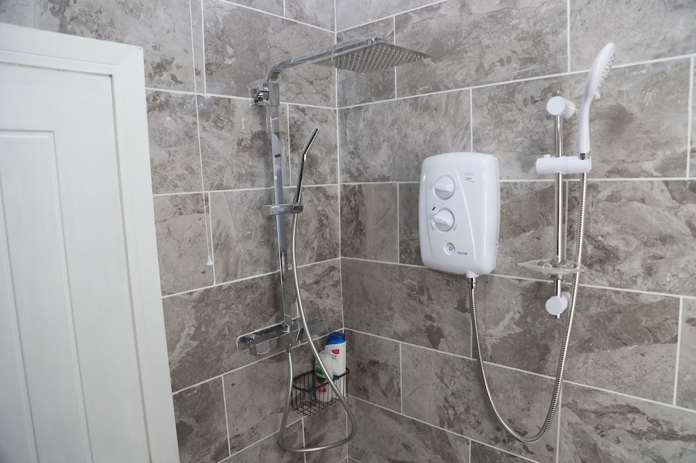 Apt - Sleeps 3 - Parking - Stn Close