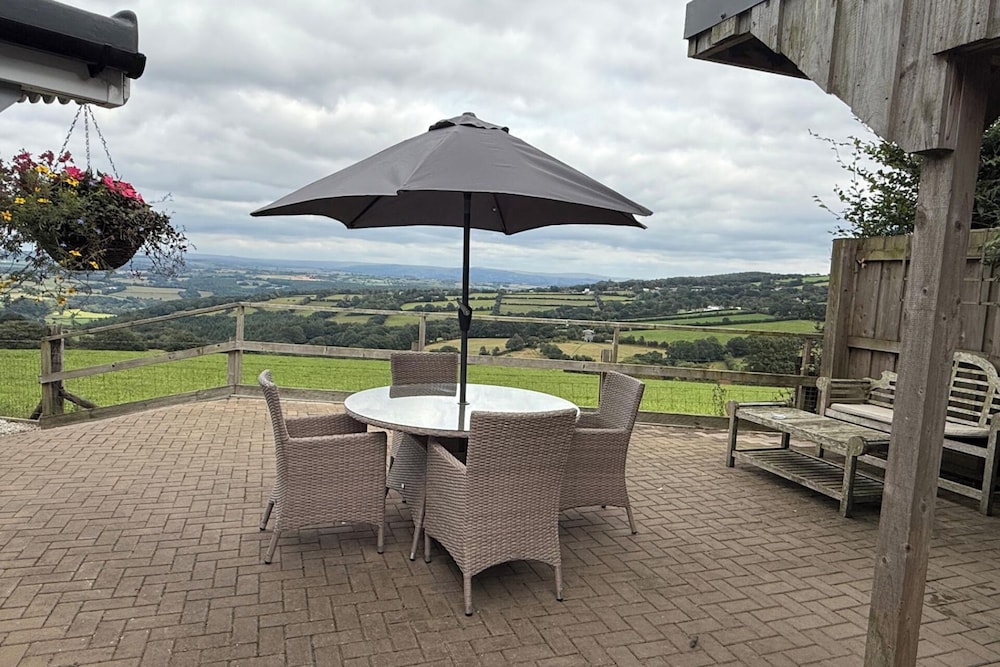 1 Bed Cabin-sleeps 2, Hot Tub, Garden, Pets, Views