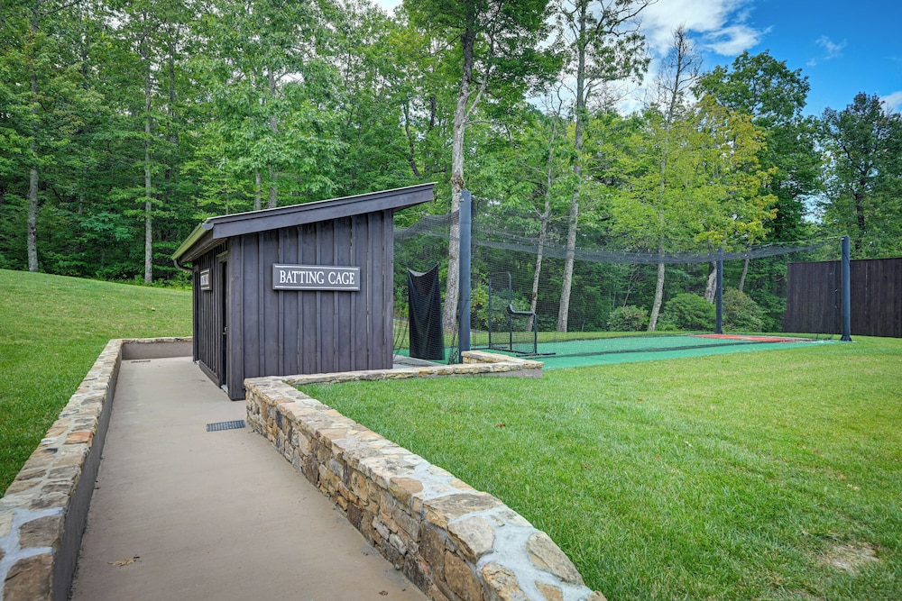 Modern Mountain-view Gem w/ Deck in Glenville