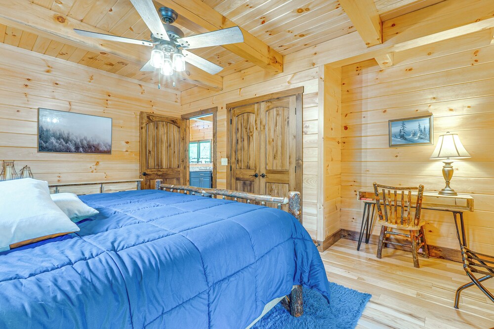 15 Mi to Hocking Hills: Secluded Cabin w/ Hot Tub