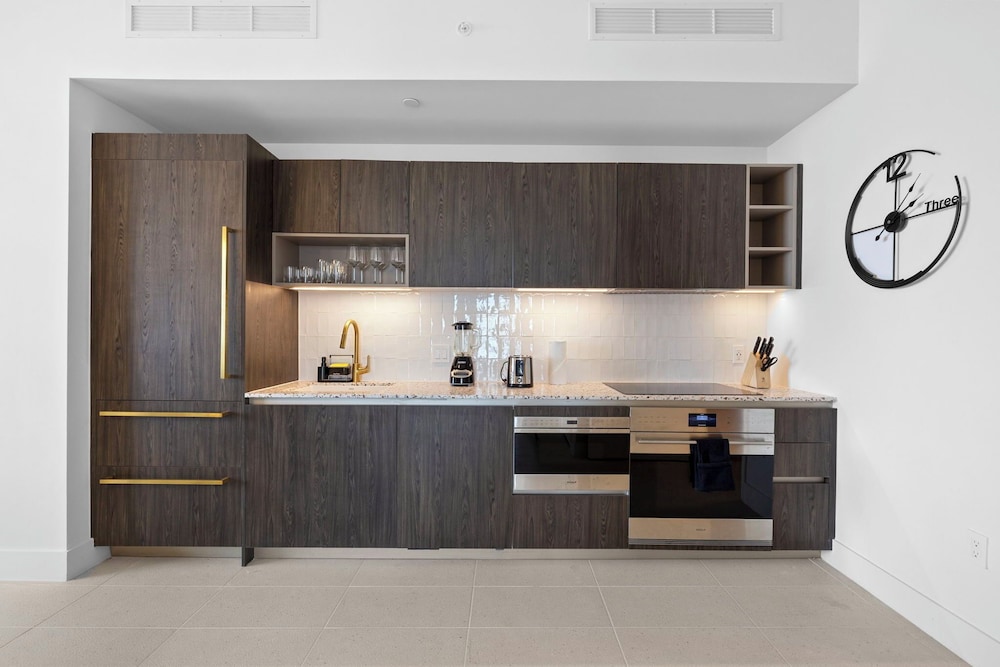 Lux Studio W City Views and Pool