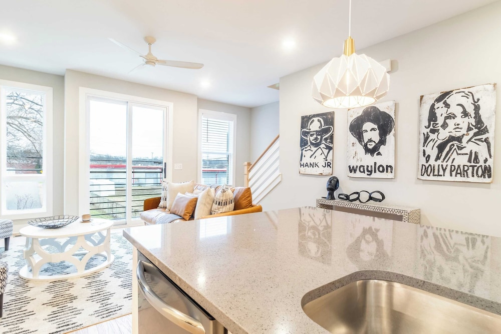 Monty by Avantstay 4bdr 4ba, Balcony w/ Outdoor Seating, 5mins to DT