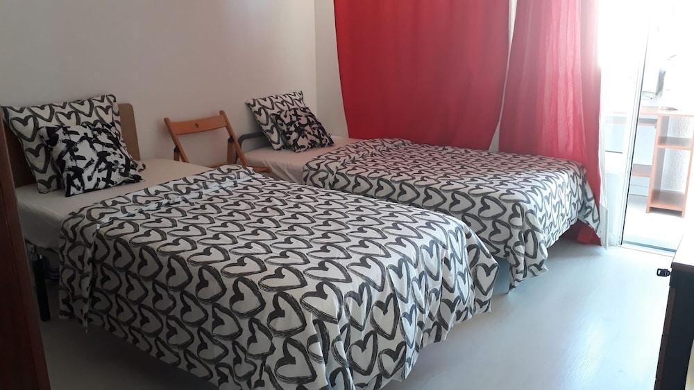 Twin Beds Bedroom Sharing, Wifi and Ac, 300 Meters From Station view 4