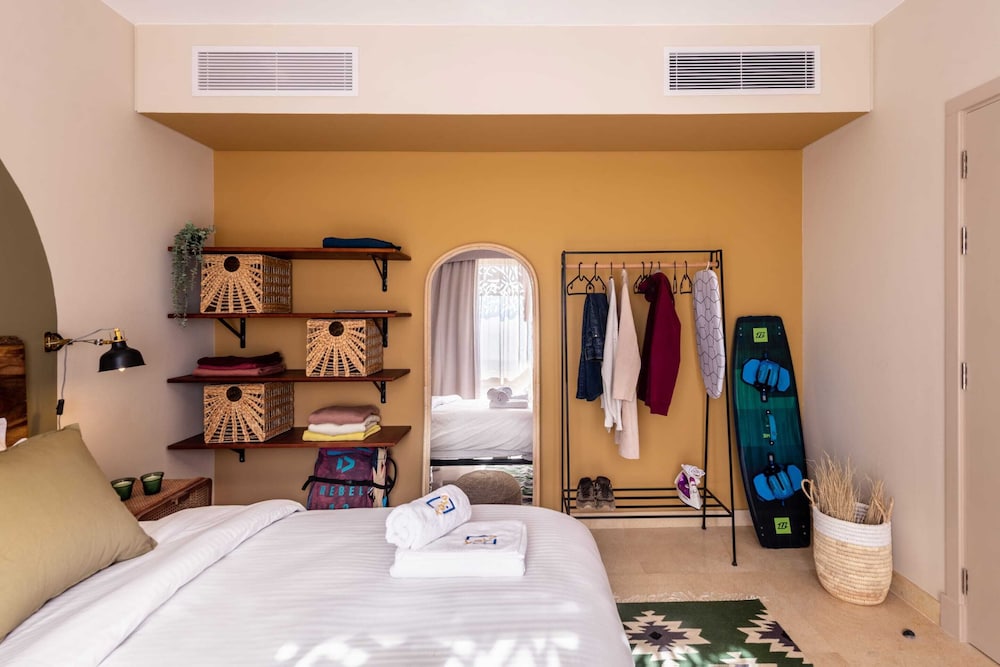 Xuru Stays I Exotic 1bdr w/ Outdoor Terrace Pool & Beach Access