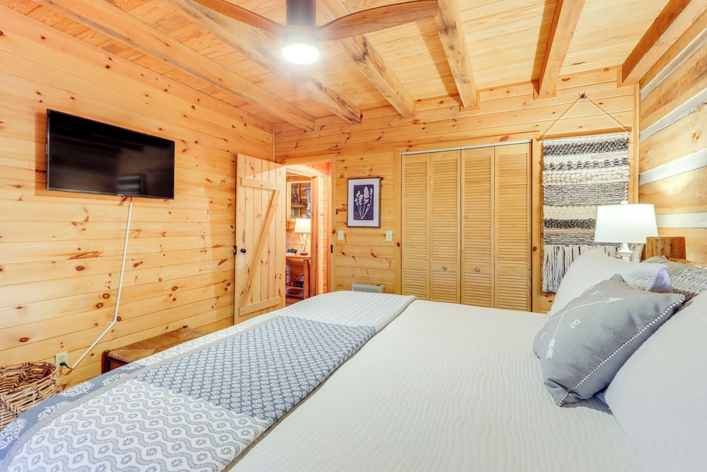 Hot Tub & Games: Ridgetop Cabin in Blue Ridge!