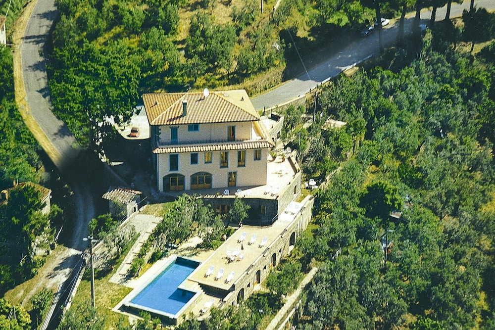 Villa in Tuscany With Vineyard Views