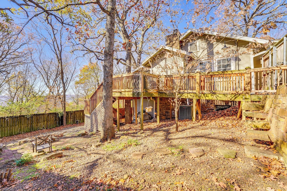 1 Mi to Dtwn Fayetteville: Home w/ Fenced Yard