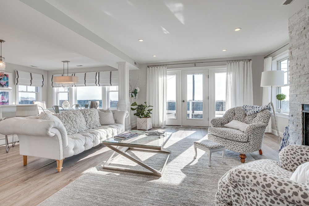Walk to Rye Harbor State Park: Home w/ Ocean Views