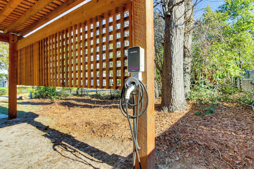 2 Mi to Historic Horse District: Dog-friendly Home