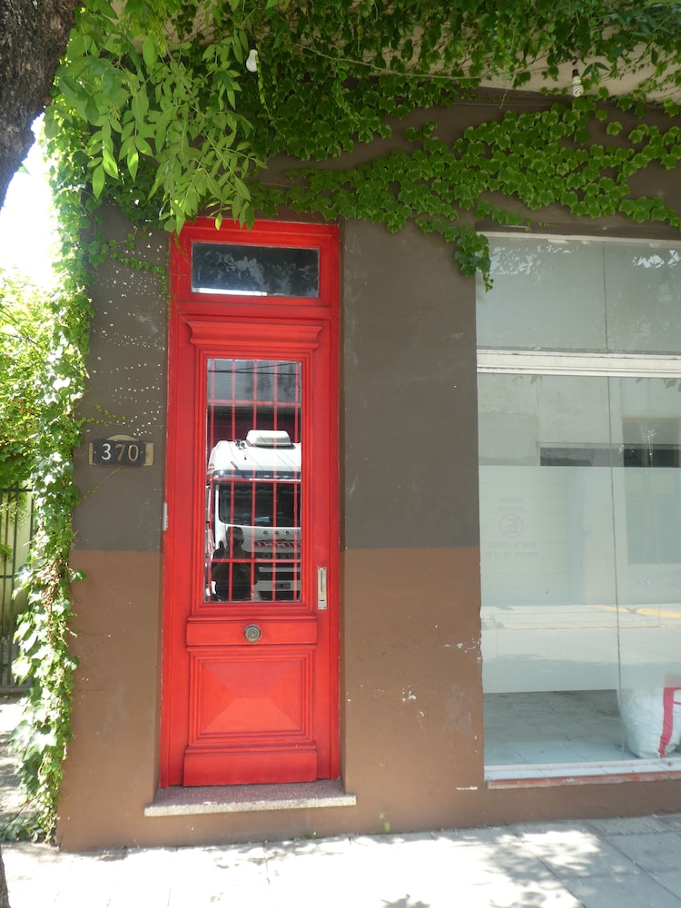 Departamento-casa muy amplio y céntrico.