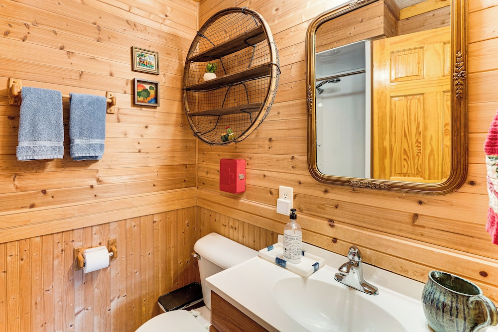 Screened Porch, Deck + Mtn Views: Andrews Retreat!