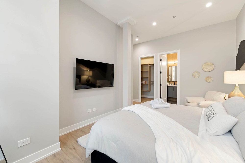 Spacious Bright Modern New Unit in Tri Taylor